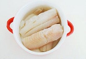 快手水煮鱼,净鱼肉洗净，控水，顺着鱼肉的纹路片成片或切成块