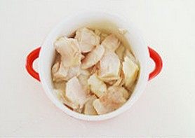 快手水煮鱼,加入料酒、盐，抓匀，再撒上少许干淀粉抓匀