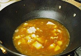 快手水煮鱼,开锅后加糖、老抽，加入腌好的鱼片，再次沸腾后待鱼变色基本熟透，迅速加入水淀粉，再次开锅盛出，装入放炒好的白菜的碗中，表面撒上蒜末、葱末、辣椒粉、花椒粉、芝麻