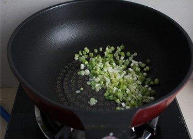 酱油炒饭,锅内放入猪油，炒香葱白