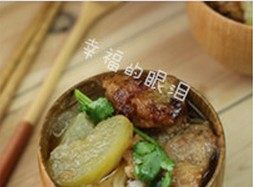 排骨酥面,将煮熟的面条盛入碗中，放入蒸好的排骨酥，再舀入提前加热好的鸡汤即可