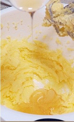 大黄果酱夹心饼干,室温软化的黄油打散,加入砂糖打发到羽毛状后,加入蜂蜜打发均匀