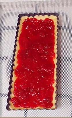 大黄果酱夹心饼干,用叉子随意些小孔,填入果酱
