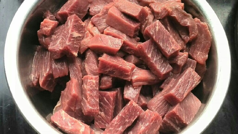 自制风干牛肉,牛肉顺着纹路切成2*7cm长,长短可随意但太细晒干后会太硬口感不好。也可无限长,晒干后分成段。