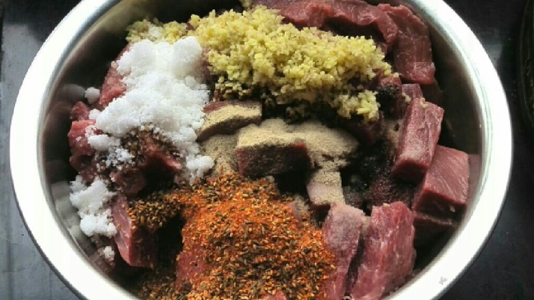 自制风干牛肉,加入调料。我做菜尽量少的加调味品,重在食材要新鲜质量好,味素酱油之类争取不用。这次做的重在胡椒味。