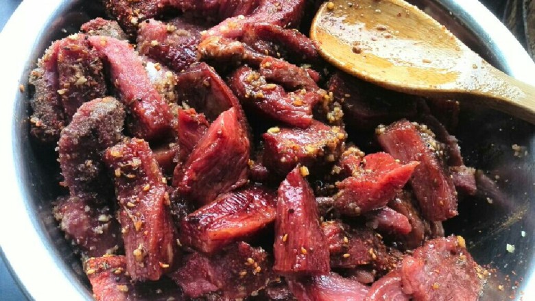 自制风干牛肉,搅拌后放置24小时入味。