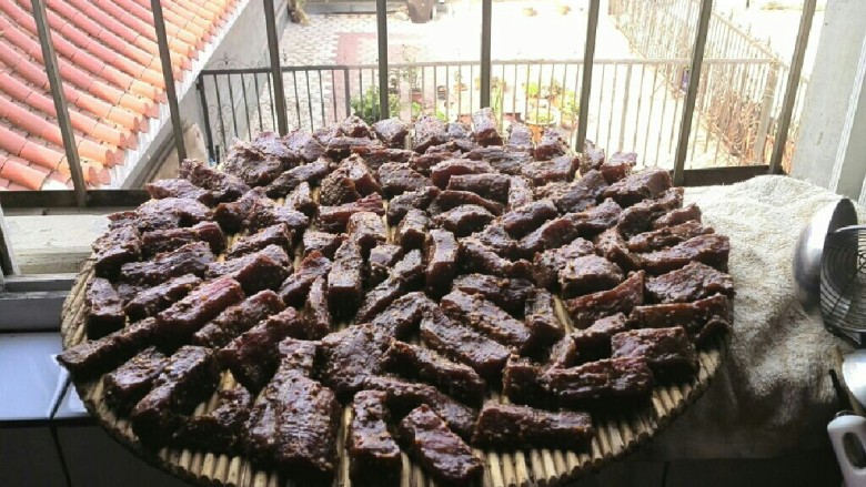 自制风干牛肉,一天后开始晾晒。放在通风处,切忌不要阳光下晒。是风干哦!最近这里温度20度左右,干燥,所以两天就完成了。