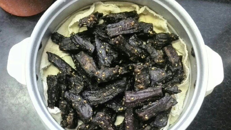 自制风干牛肉,外面看起来很干,用手一捏里面有点软,这时就可以蒸了,10分钟就熟。关于熟制方法,可蒸、过油、微波炉、烤箱等。过油一定低油温、迅速,否则干如木柴就难吃了。