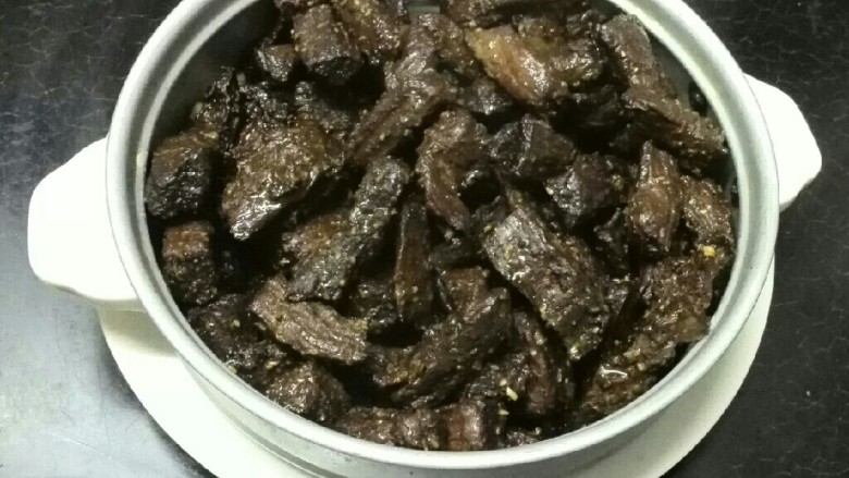 自制风干牛肉,蒸完看起来湿湿的,这时其实很好吃,不硬但满口肉干的香味,但要多保存几天还是继续风干1、2天吧。