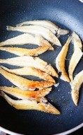 油煎沙尖鱼,锅内放油放入沙尖鱼，小火煎至鱼面微黄