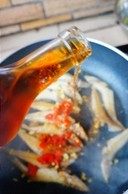 油煎沙尖鱼,加一小勺剁辣椒，加入少量的料油