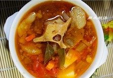 五行牛尾汤,加少量<a style='color:red;display:inline-block;' href='/shicai/ 134333'>黑胡椒</a>粒，几片<a style='color:red;display:inline-block;' href='/shicai/ 741'>香叶</a>，煮开后小火慢炖2.5-3个小时，加盐调味即可