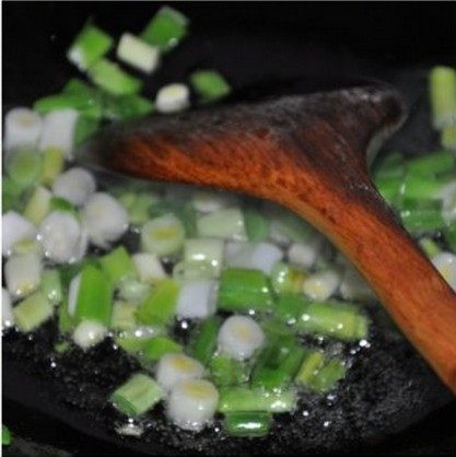 山药炒香肠,锅中倒入适量油烧热加入葱花煸炒香
