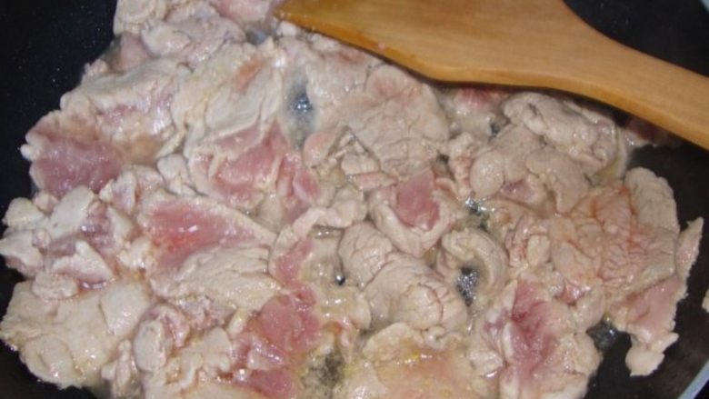 苹果咖喱肉片,<a style='color:red;display:inline-block;' href='/shicai/ 4430'>里脊肉</a>切成片后用少量油炒变色盛出