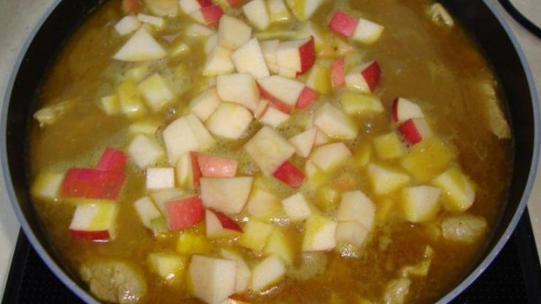 苹果咖喱肉片,放入<a style='color:red;display:inline-block;' href='/shicai/ 591'>苹果</a>丁煮烂