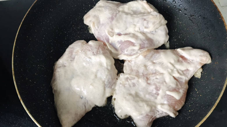 鸡胸肉蔬菜沙拉,煎锅里倒入适量食用油,放入鸡胸,中小火煎;