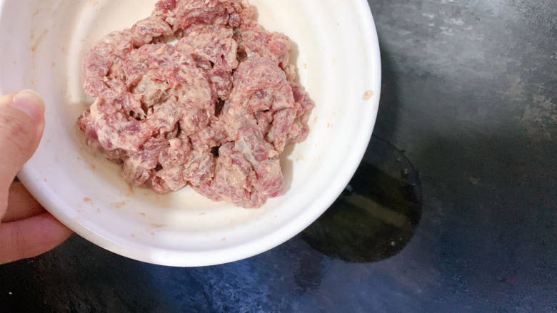 牛肉炒笋片,锅烧热油，加入牛肉丝，中火快速滑炒