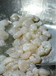 虾仁跑蛋,起油锅,虾仁先下锅,大火爆香将汁水收干后捞起
