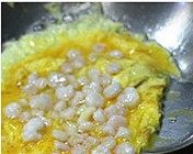 虾仁跑蛋,留余油,加入蛋液蛋,用小火翻炒,当成型时加入虾仁一并炒几下