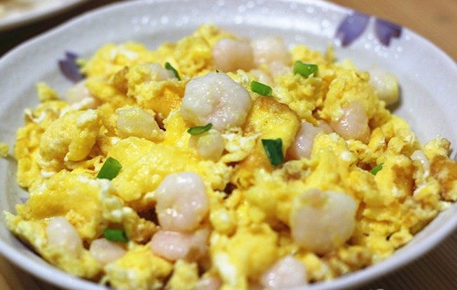 虾仁跑蛋,撒上葱花,出锅装盘