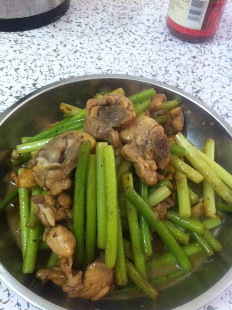蒜苔焖鸡腿