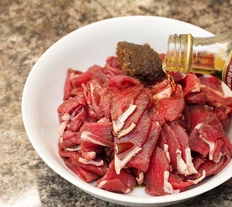沙茶牛肉炒饭,将牛排切片，加入一勺沙茶酱，1小勺料酒，1小勺<a style='color:red;display:inline-block;' href='/shicai/ 788'>生抽</a>，搅拌均匀以后再滴几滴<a style='color:red;display:inline-block;' href='/shicai/ 5506'>麻油</a>，静置待用