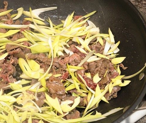 沙茶牛肉炒饭,油锅烧热,将腌制过的牛肉炒至5分熟,加入姜蓉,葱丝,稍许翻炒几下马上起锅待用