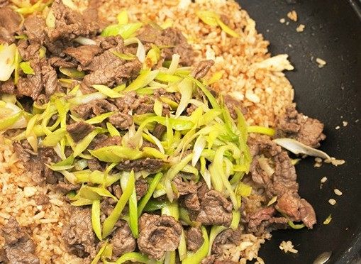 沙茶牛肉炒饭,炒均匀至香味散发出来以后再加入事先炒好的牛肉,稍稍翻几下即可起锅