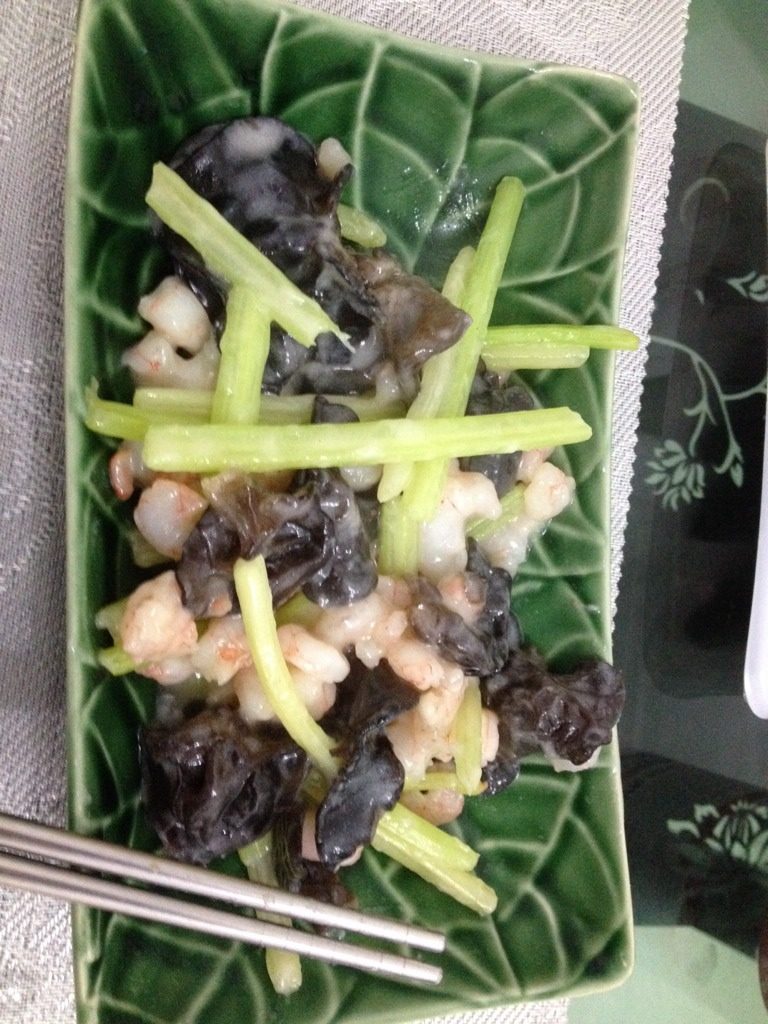 芹菜木耳虾仁