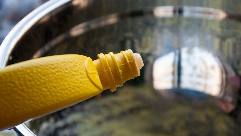 乳酪布丁,加入柠檬汁继续搅拌直到顺滑。