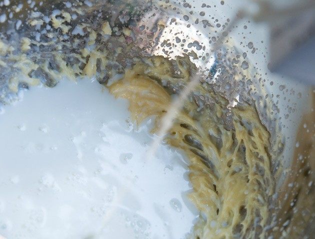 乳酪布丁,倒入牛奶,淡奶油搅拌均匀。