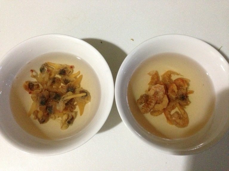 胡萝卜饭—舌尖儿上的我家,提前发好蛤肉、<a style='color:red;display:inline-block;' href='/shicai/ 290'>虾干</a>、鱿鱼。本来想放瑶柱,结果发现家里没有了,就放了鱿鱼