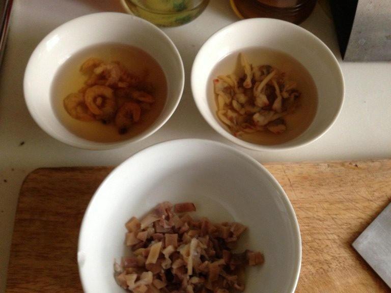 胡萝卜饭—舌尖儿上的我家,清洗干净去掉蛤肉上脏的部分,鱿鱼切丁。与虾干一起沥干备用,泡发的水不要丢掉。