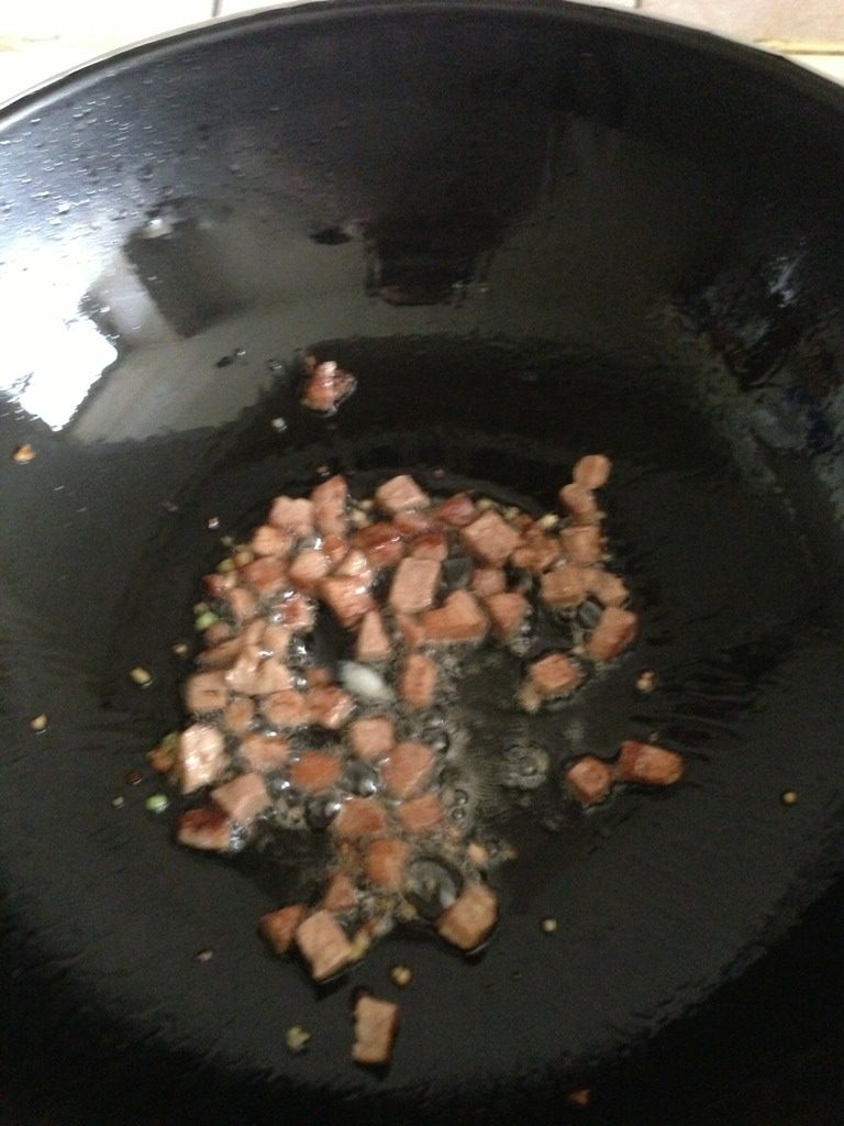 胡萝卜饭—舌尖儿上的我家,放入葱姜蒜末爆香,放入肉丁翻炒出香味