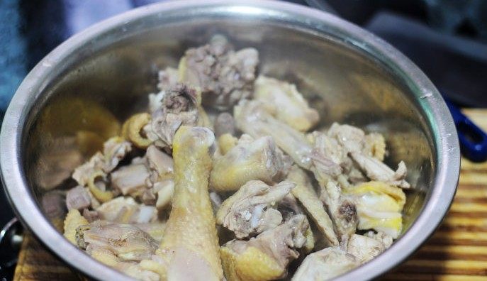 花雕鸡,捞出氽好水的鸡肉晾凉备用