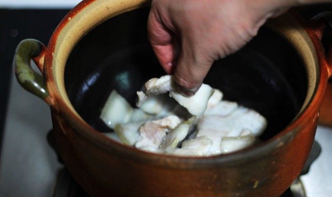 花雕鸡,砂锅内放入切好的肥肉，煎香猪肥肉至出油