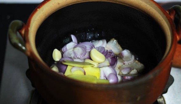 花雕鸡,加入小洋葱、姜片、蒜瓣炒香