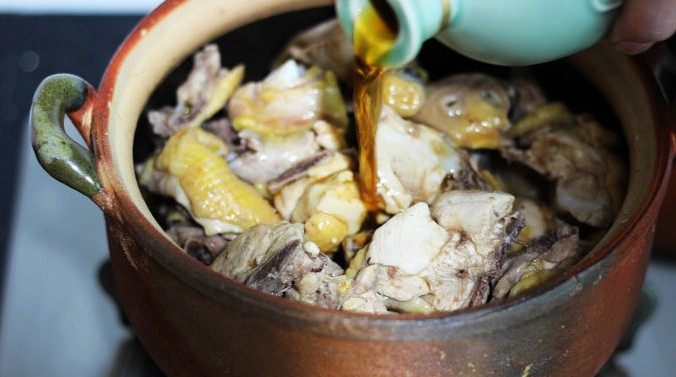 花雕鸡,加入冰糖，酱油，鸡块，花雕酒