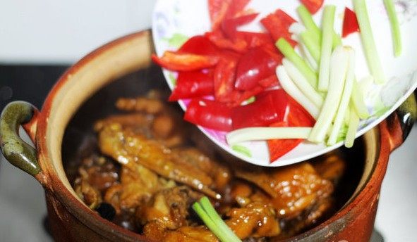 花雕鸡,汤汁收的差不多的时候加入香葱头、红辣椒用筷子迅速翻两下