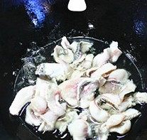 青瓜溜鱼片,锅内倒多点的山茶油,开小火待油略温时,放入黑鱼片滑熟,盛起装盘。