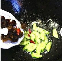 青瓜溜鱼片,将锅内油倒出,少留底油,热后,用葱姜末炝锅,再放入黄瓜和黑木耳煸一下。