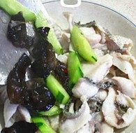 青瓜溜鱼片,加少许开水及盐和鸡粉调好味道,翻搅均匀后,浇在鱼片上即可。
