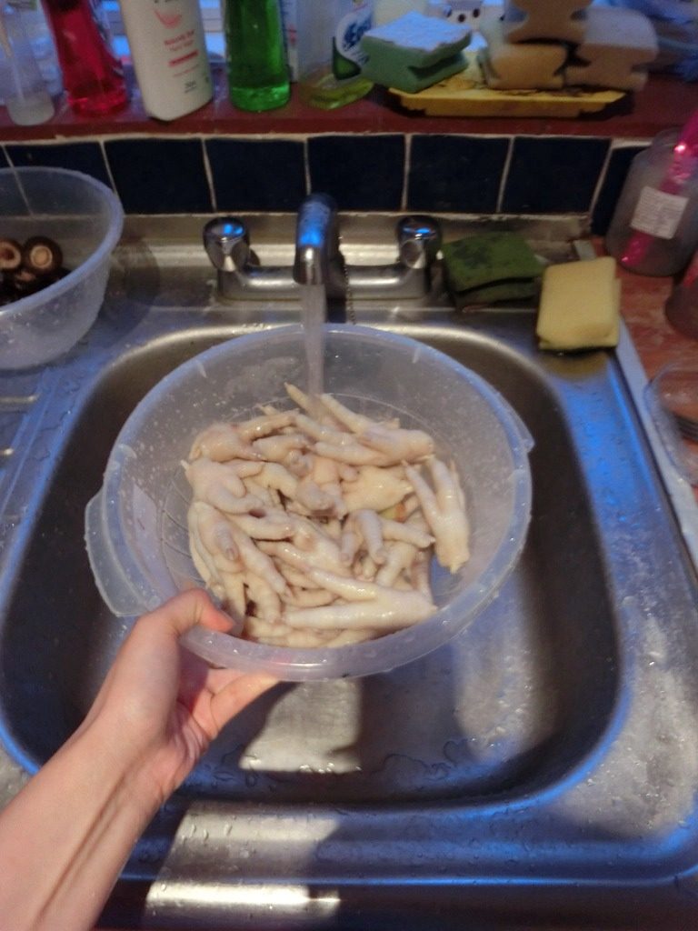 洛氏新煮义--泡椒凤爪,用凉水一直冲鸡爪,直到鸡爪的胶质完全冲掉