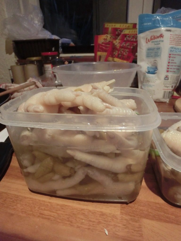 洛氏新煮义--泡椒凤爪,取一瓶小米辣,吧小米辣切半,这样辣味会比较足
