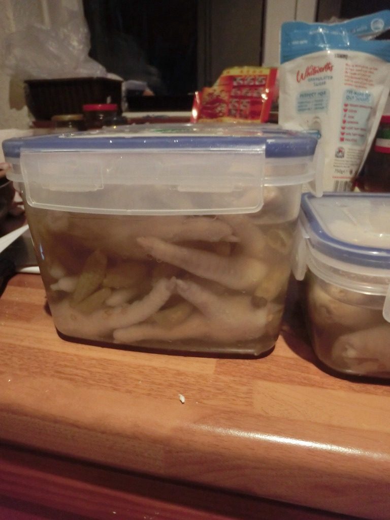 洛氏新煮义--泡椒凤爪,我用了一瓶小米辣泡椒,用了两瓶泡椒水,然后加入凉水,盐和<a style='color:red;display:inline-block;' href='/shicai/ 10588'>糖</a>,盖好盖子,上下摇晃一下