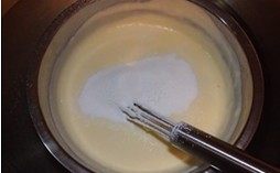 咖啡芝士蛋糕,将玉米淀粉过筛至上述2中,用手动打蛋器搅拌均匀