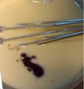 咖啡芝士蛋糕,继续用手动打蛋器搅拌均匀,每加入一种食材都需搅拌均匀,再加入另一种食材