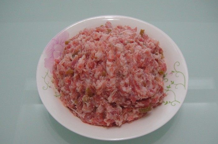 油豆腐赛肉,<a style='color:red;display:inline-block;' href='/shicai/ 483'>油豆腐</a>若干，肥瘦正好的<a style='color:red;display:inline-block;' href='/shicai/ 414'>猪肉</a>剁肉糜，<a style='color:red;display:inline-block;' href='/shicai/ 722'>榨菜</a>切细丁，加入<a style='color:red;display:inline-block;' href='/shicai/ 894'>黄酒</a>、盐、<a style='color:red;display:inline-block;' href='/shicai/ 756'>鸡精</a>、<a style='color:red;display:inline-block;' href='/shicai/ 3232'>香葱</a>水搅匀备用。