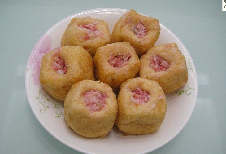油豆腐赛肉,油豆腐用筷子或小指开一个小孔，并轻轻搅动几下，使里面空间变大，然后把肉糜塞进去，塞得鼓鼓的。