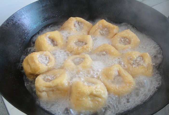 油豆腐赛肉,把塞好肉的油豆腐放进高汤（或冷水里），加一点点盐，煮开10分钟左右。